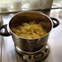 Många kilo äppelmos kokades till äppelkanelbullar...